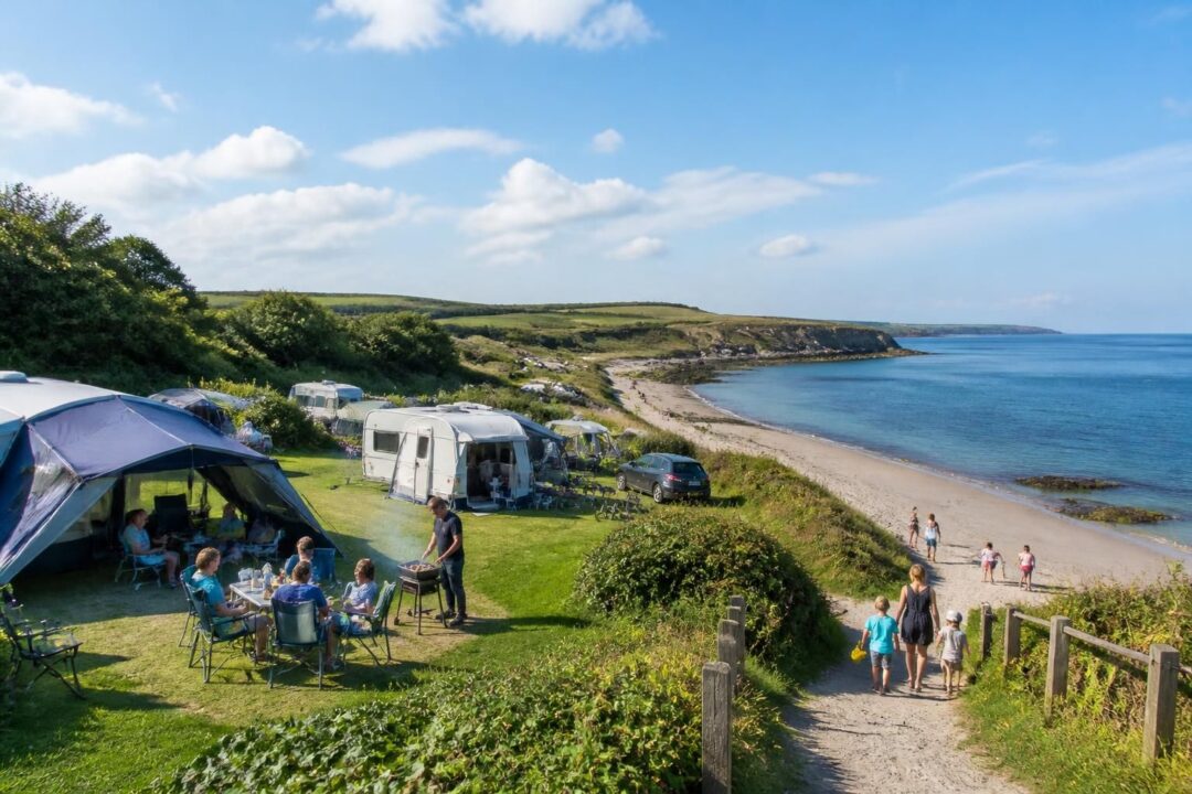 découvrez les campings bord de mer du cotentin : tarifs, périodes d'ouverture 2026 et conseils pour un séjour réussi en pleine nature.