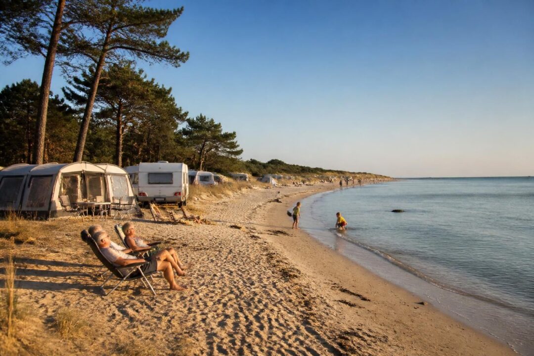 découvrez les meilleurs campings pieds dans l'eau du cotentin, sur la côte est. profitez d'un séjour en bord de mer entre nature, détente et activités nautiques.