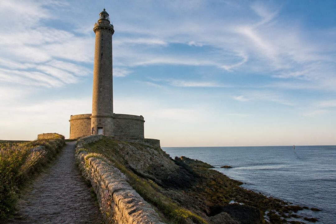 découvrez l'histoire fascinante du phare de saint-vaast-la-hougue, ses accès pratiques et profitez d'un point de vue exceptionnel sur la côte normande.