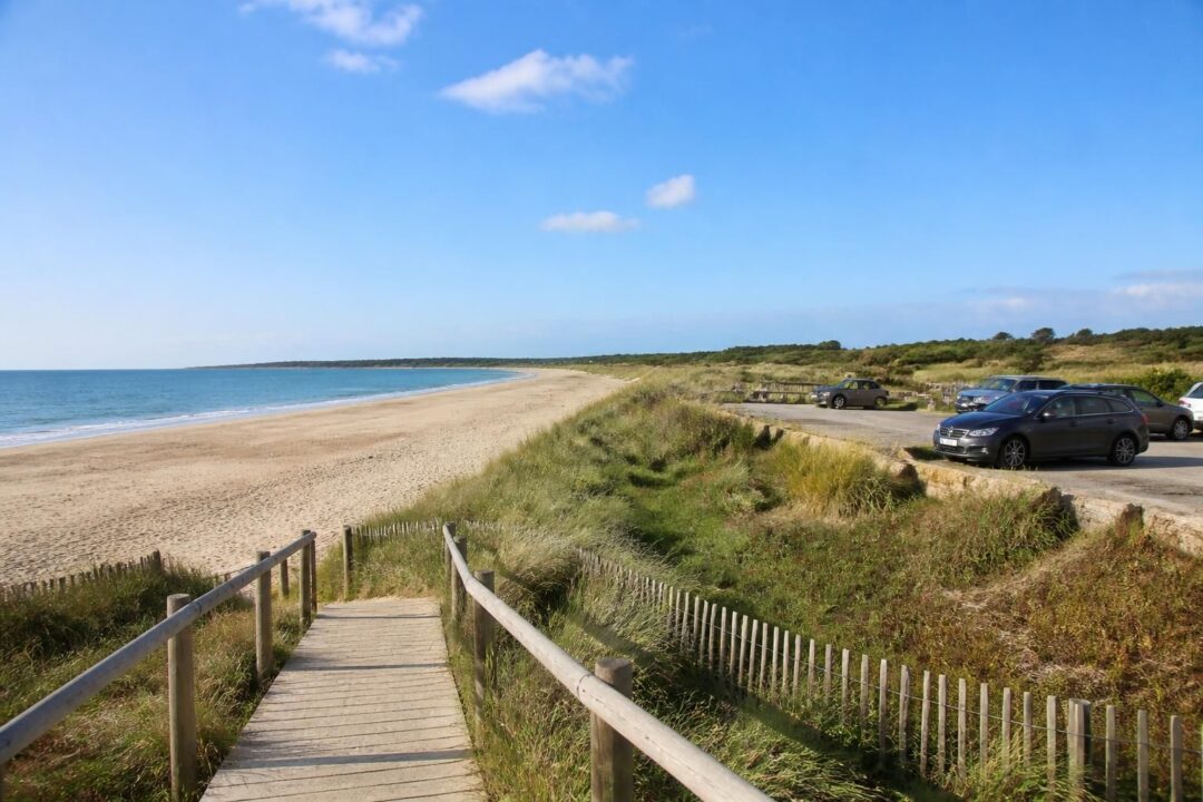 découvrez les plages de la côte est du cotentin : sable fin, accès facile et parkings disponibles pour un séjour agréable en bord de mer.