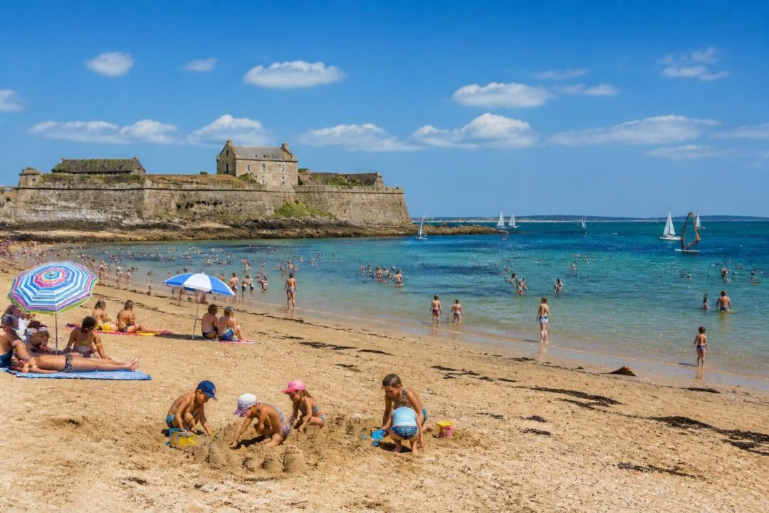 découvrez la plage du fort à saint-vaast-la-hougue, idéale pour la baignade et de nombreuses activités en bord de mer. profitez d'un cadre naturel exceptionnel pour des moments inoubliables en famille ou entre amis.