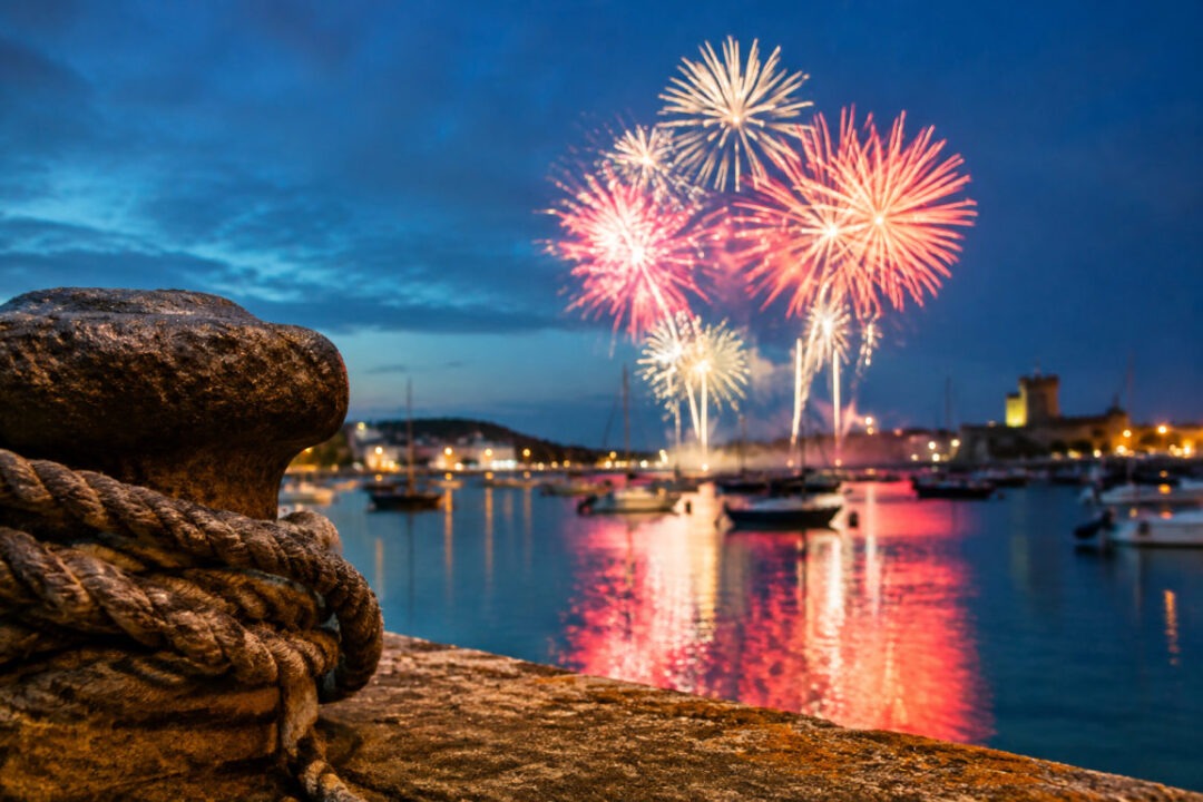 Feu d'artifice Saint-Vaast-la-Hougue illuminant le ciel nocturne au-dessus du port