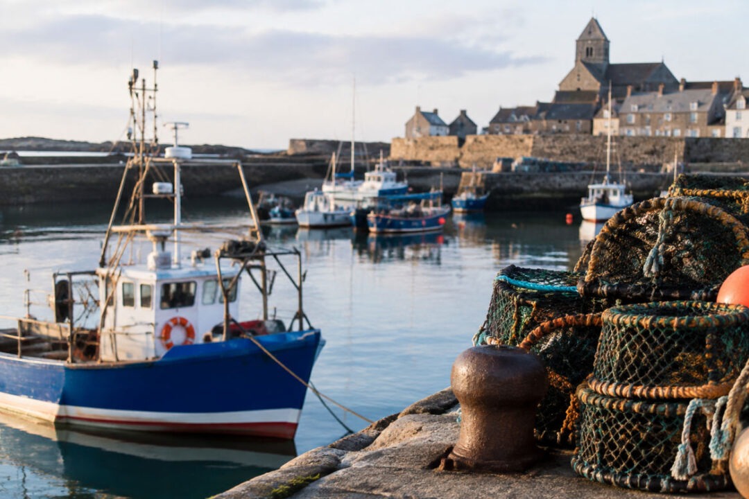 Bateaux de pêche amarrés aux quais du port de Barfleur à marée basse