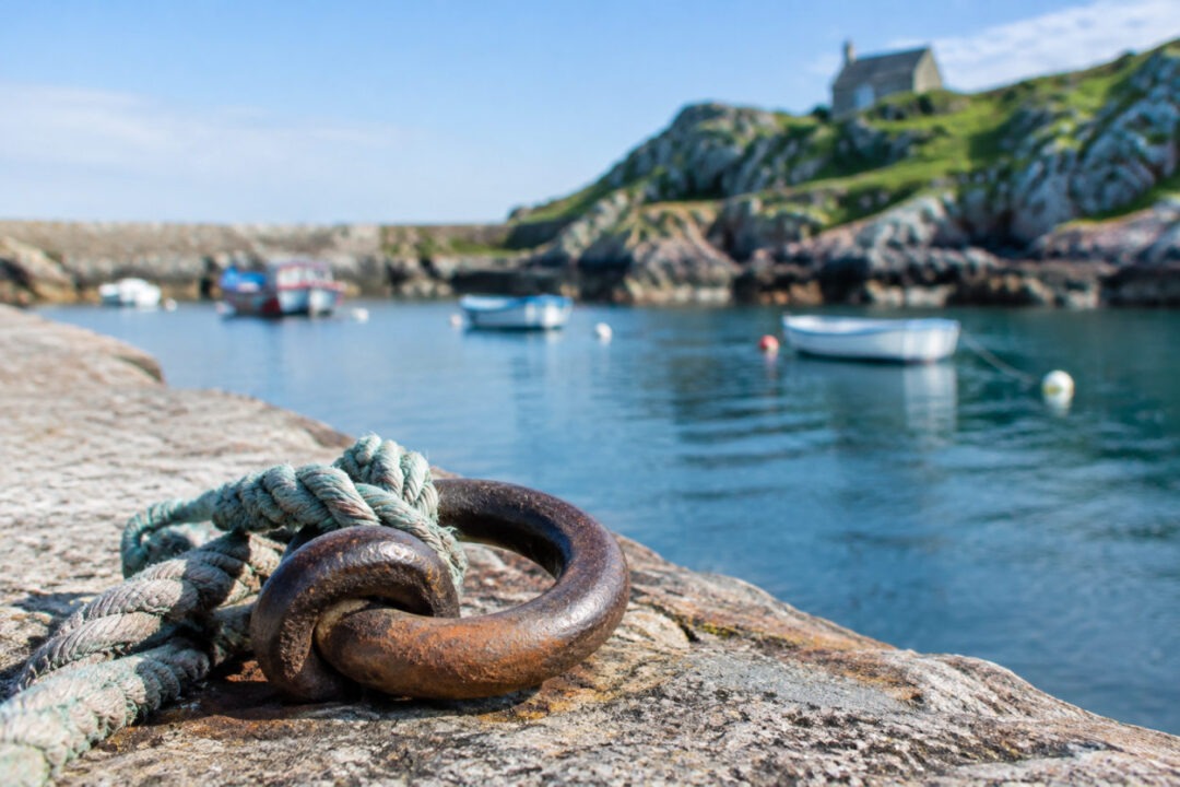 Barques du port Racine dans le Cotentin, accès par le sentier littoral de la Hague