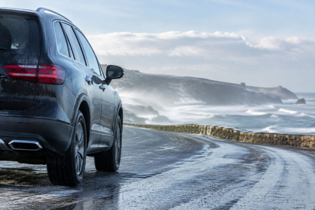 Voiture sur route givrée et brumeuse, conduire dans le Cotentin en hiver